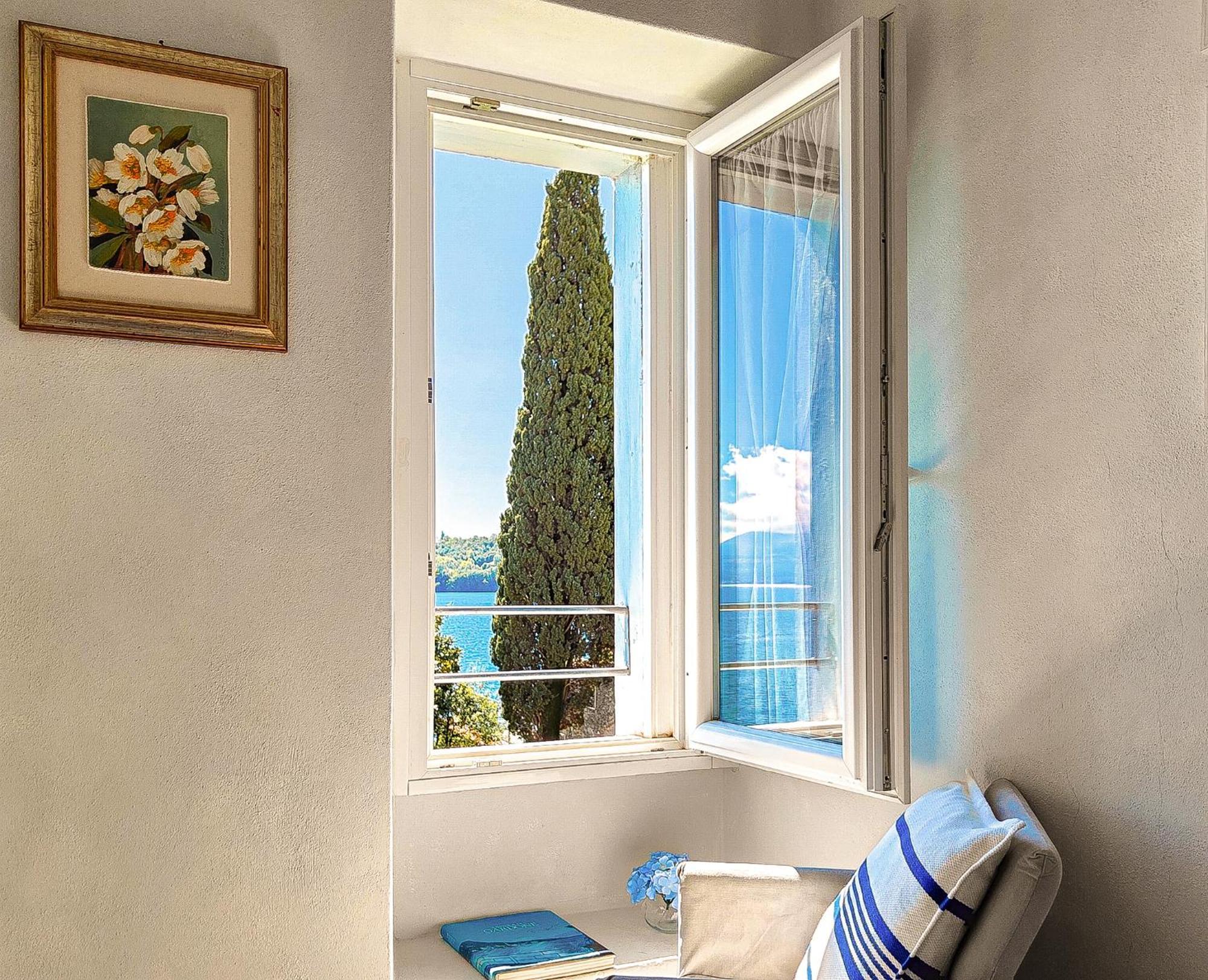 Luxury Lakeside Apartment Right On The Water Salò Екстериор снимка