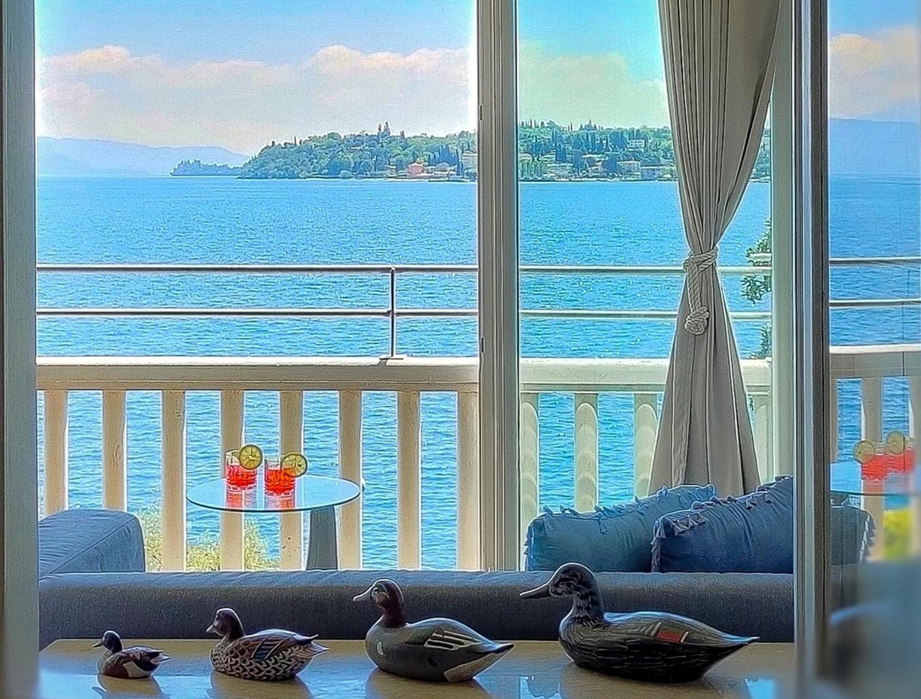 Luxury Lakeside Apartment Right On The Water Salò Екстериор снимка