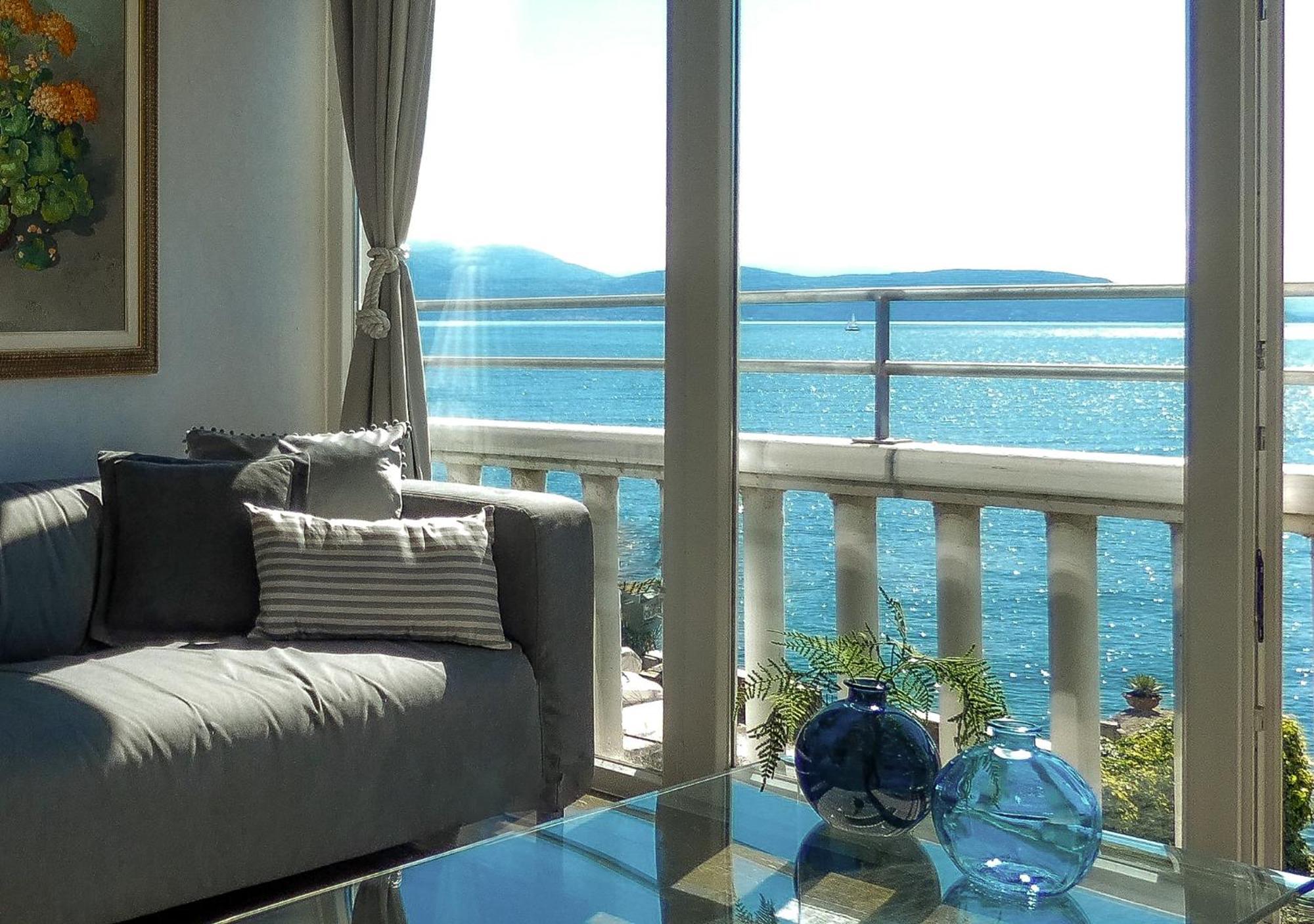 Luxury Lakeside Apartment Right On The Water Salò Екстериор снимка